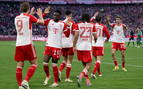 Harry Kane (l.) bejubelt sein 24. Saisontor mit seinen Mannschaftskollegen. - Foto: Sven Hoppe/dpa