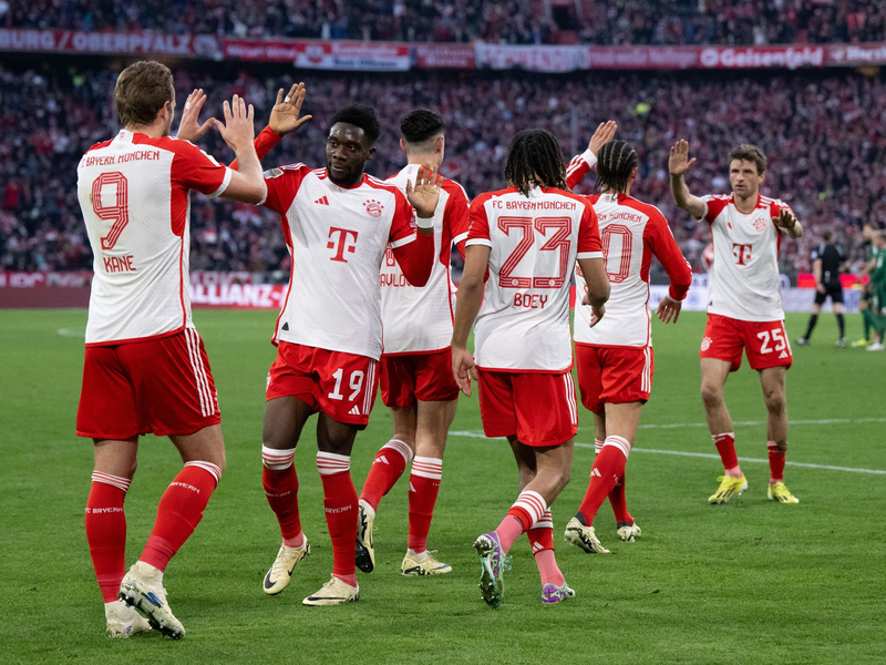 Harry Kane (l.) bejubelt sein 24. Saisontor mit seinen Mannschaftskollegen. - Foto: Sven Hoppe/dpa