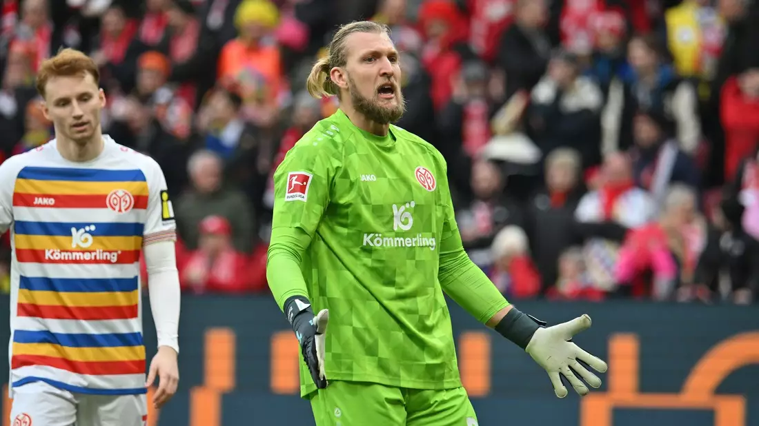 Bremer Spieler jubeln nach dem Treffer zum 0:1 durch Marvin Ducksch (M) von Bremen. - Bild: Torsten Silz/dpa