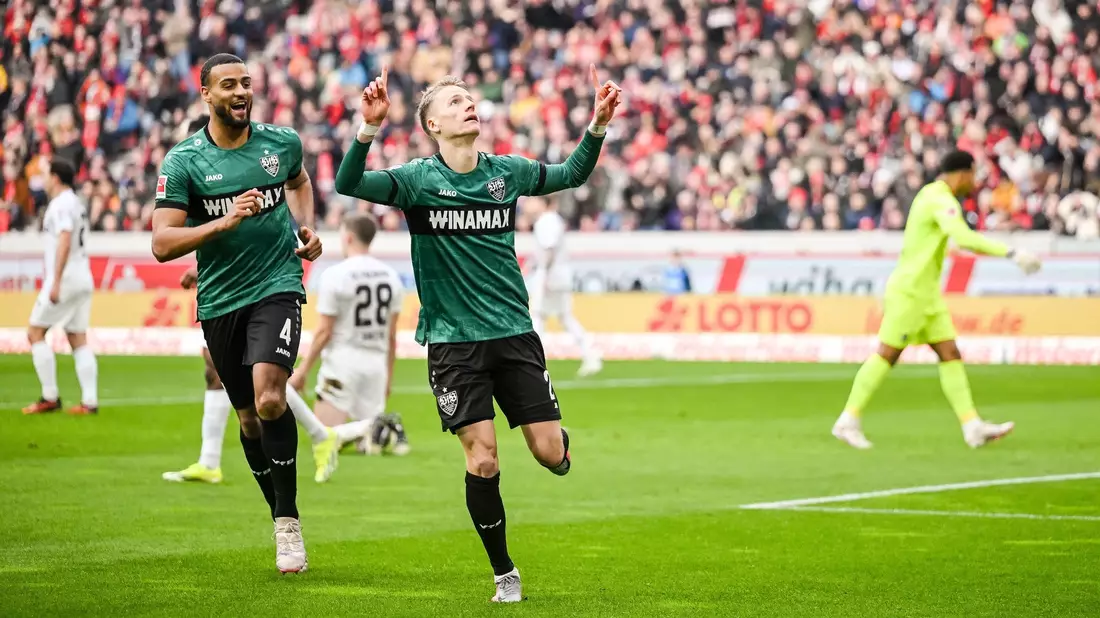 Chris Führich (r) macht mit seinem Treffer zum 2:0 den Stuttgarter Doppelschlag perfekt. - Bild: Harry Langer/dpa