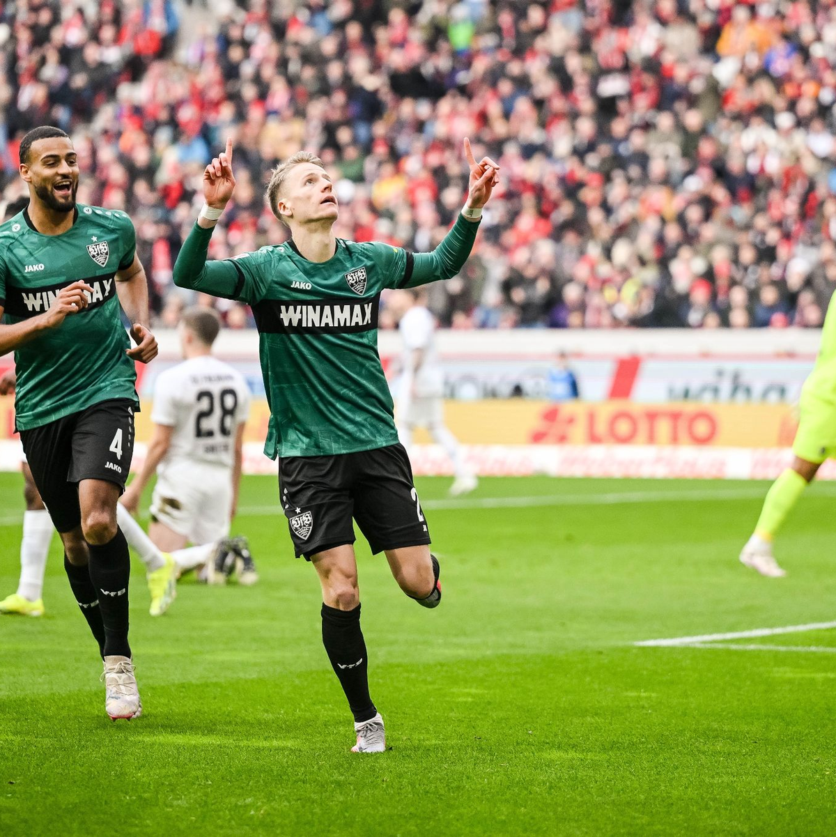 Traumstart für den VfB: Deniz Undav (l) netzt früh zum 1:0 ein. - Foto: Harry Langer/dpa