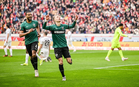 Chris Führich (r) macht mit seinem Treffer zum 2:0 den Stuttgarter Doppelschlag perfekt. - Foto: Harry Langer/dpa