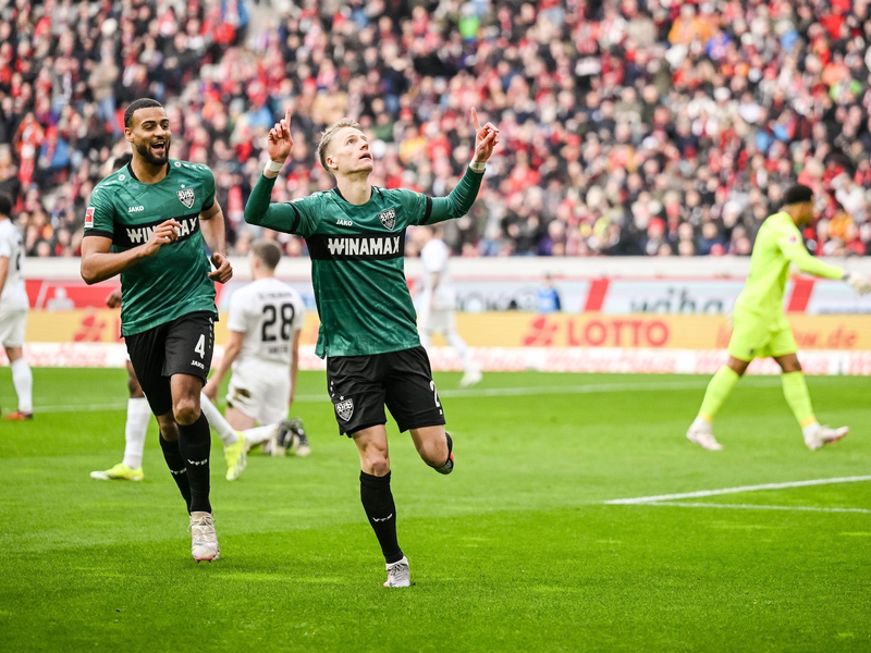 Chris Führich (r) macht mit seinem Treffer zum 2:0 den Stuttgarter Doppelschlag perfekt. - Foto: Harry Langer/dpa
