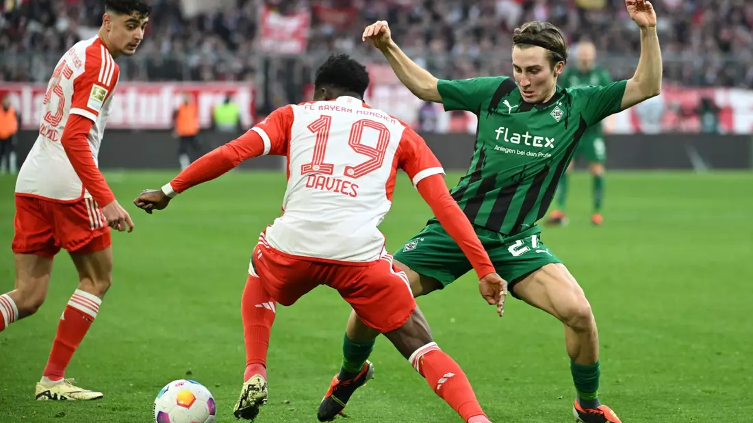 Harmloser Angstgegner: Der FC Bayern um Alphonso Davies (M) schlägt Borussia Mönchengladbach. - Bild: Angelika Warmuth/dpa