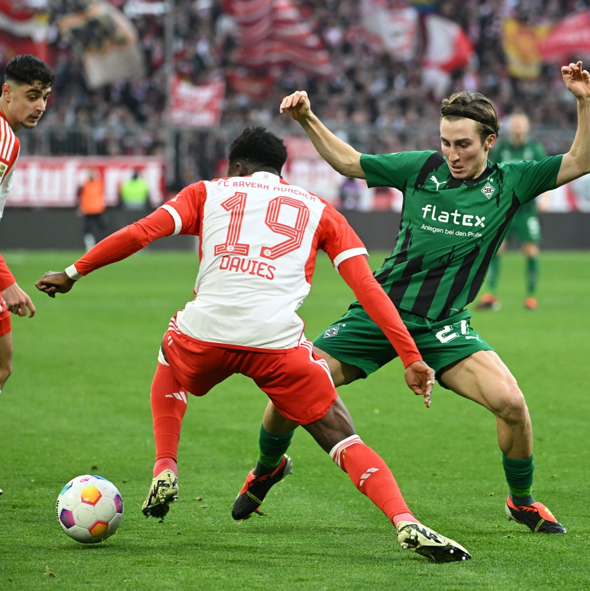 Harmloser Angstgegner: Der FC Bayern um Alphonso Davies (M) schlägt Borussia Mönchengladbach. - Foto: Angelika Warmuth/dpa