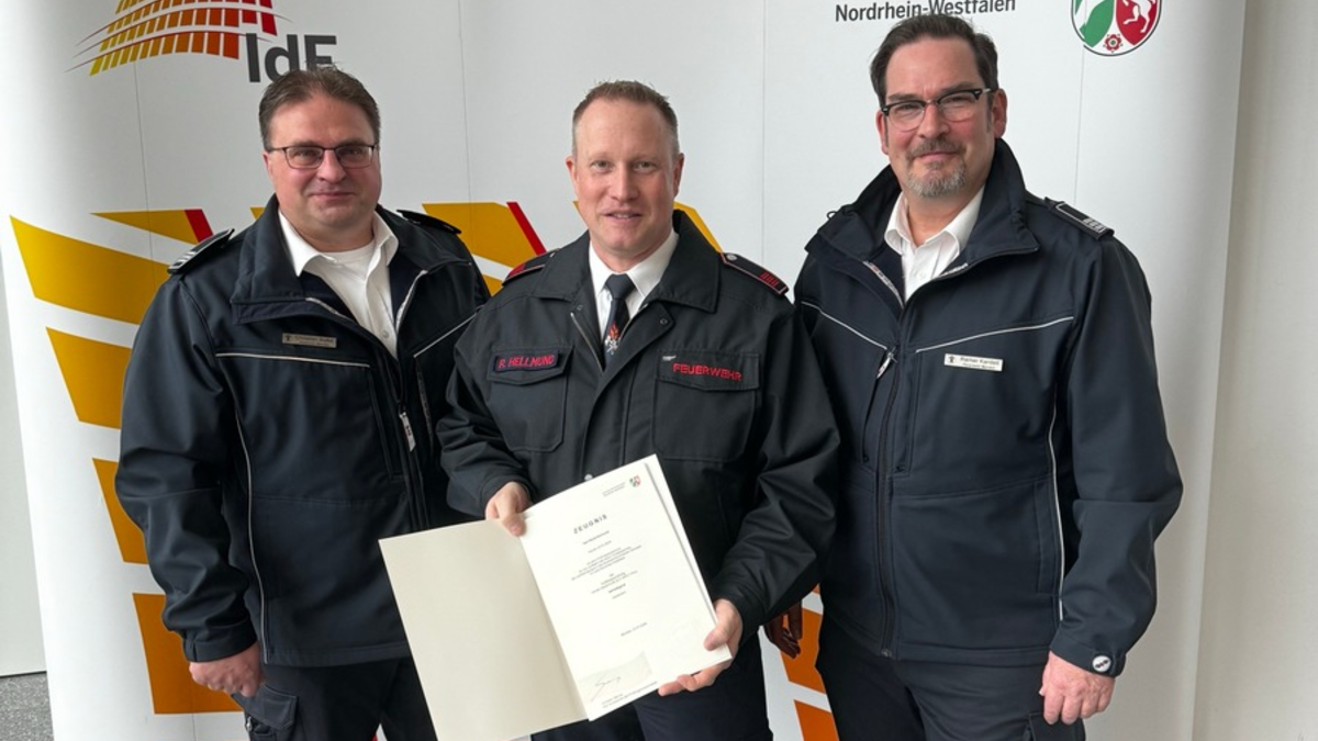 FW Menden: Beförderung nach bestandener Prüfung - Foto: presseportal.de