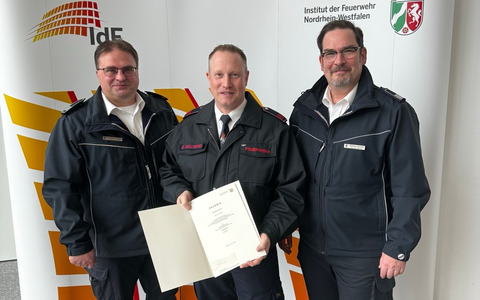 FW Menden: Beförderung nach bestandener Prüfung - Foto: presseportal.de