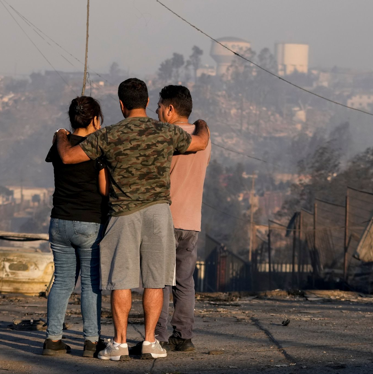 Pferde werden vor einem sich ausbreitenden Waldbrand in Sicherheit gebracht. - Foto: Esteban Felix/AP/dpa