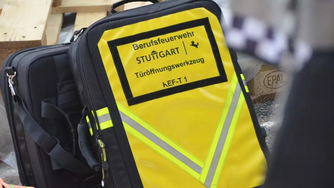 FW Stuttgart: Person in Geschäftsgebäude eingeschlossen - Über Feuermelder auf Notsituation aufmerksam gemacht - Bild: presseportal.de
