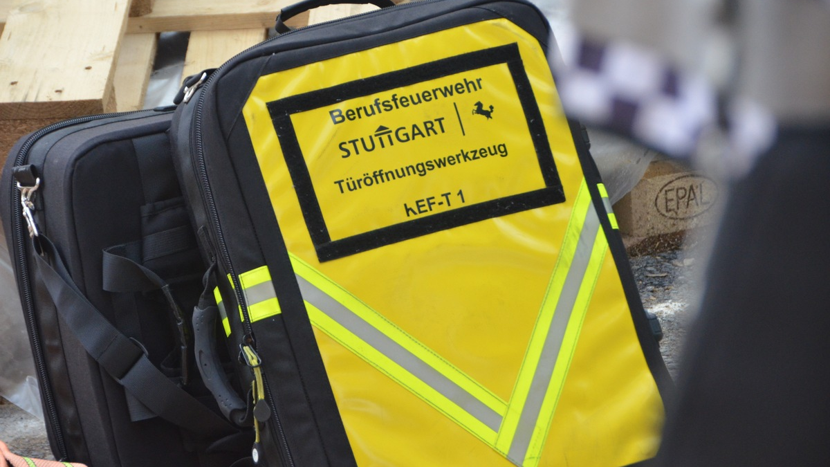 FW Stuttgart: Person in Geschäftsgebäude eingeschlossen - Über Feuermelder auf Notsituation aufmerksam gemacht - Foto: presseportal.de