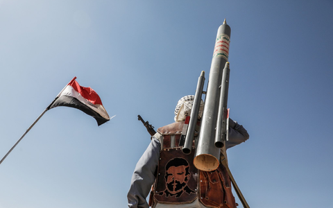 Bewaffnete Mitglieder der vom Iran unterstützten Huthi-Miliz nehmen an einer Demonstration gegen die USA und Israel teil. - Foto: Osamah Yahya/dpa