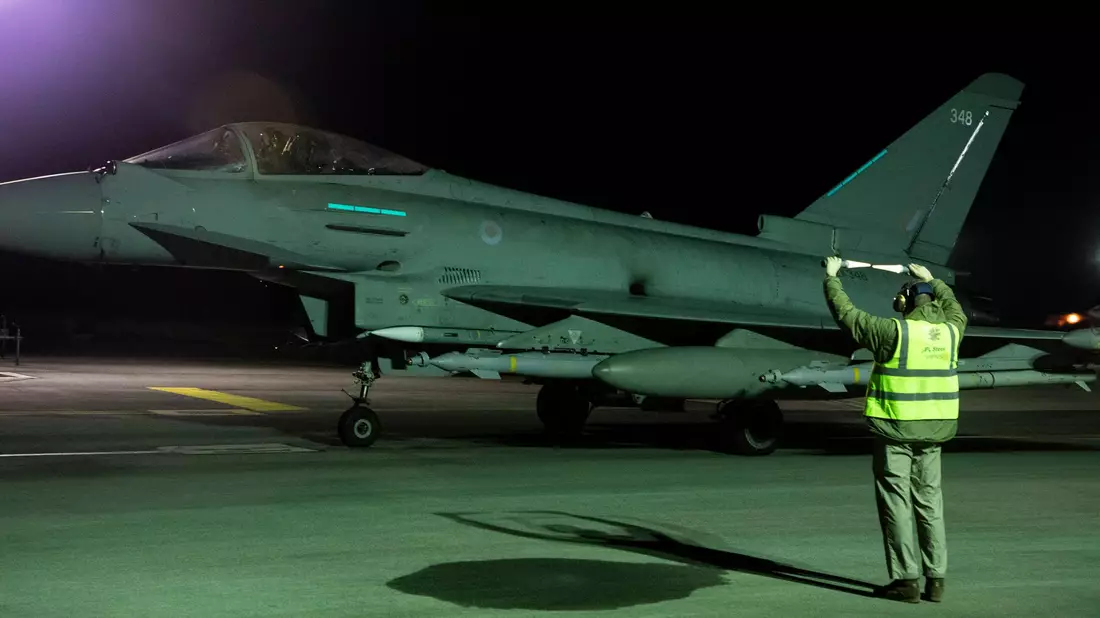 Die von Verteidigungsministerium des Vereinigten Königreichs zur Verfügung gestellte Aufnahme zeigt ein Kampfflugzeug der Royal Air Force vom Typ Typhoon FGR4 bei den Vorbereitungen zum Start, um Angriffe auf Ziele der Huthi-Miliz durchzuführen. - Bild: Cpl Samantha Drummee/MoD Crown Copyright 2024/UK Ministry of Defence/dpa
