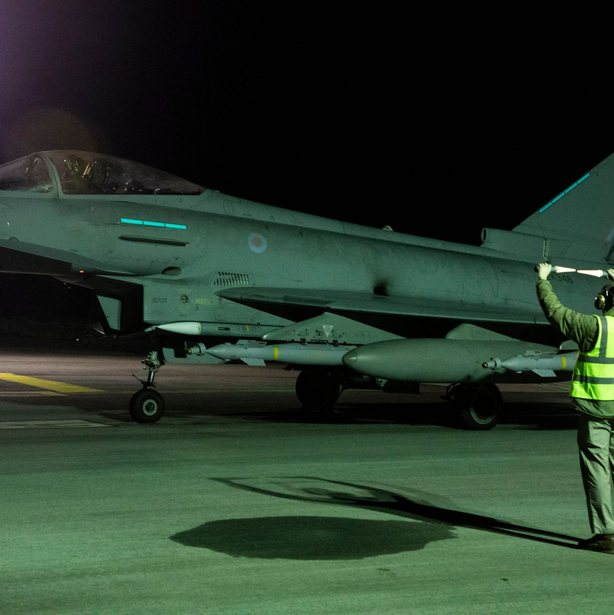 Die von Verteidigungsministerium des Vereinigten Königreichs zur Verfügung gestellte Aufnahme zeigt ein Kampfflugzeug der Royal Air Force vom Typ Typhoon FGR4 bei den Vorbereitungen zum Start, um Angriffe auf Ziele der Huthi-Miliz durchzuführen. - Foto: Cpl Samantha Drummee/MoD Crown Copyright 2024/UK Ministry of Defence/dpa