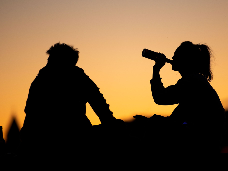Der riskante Alkoholkonsum bei Frauen zwischen 18 und 25 Jahren nimmt seit 2015 zu. - Foto: Marius Becker/dpa