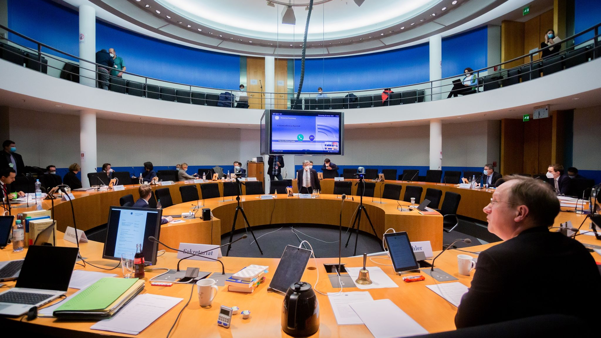Teilnehmer des Bundestags-Untersuchungsausschusses zum Terroranschlag auf dem Weihnachtsmarkt am Breitscheidplatz. - Foto: Christoph Soeder/dpa