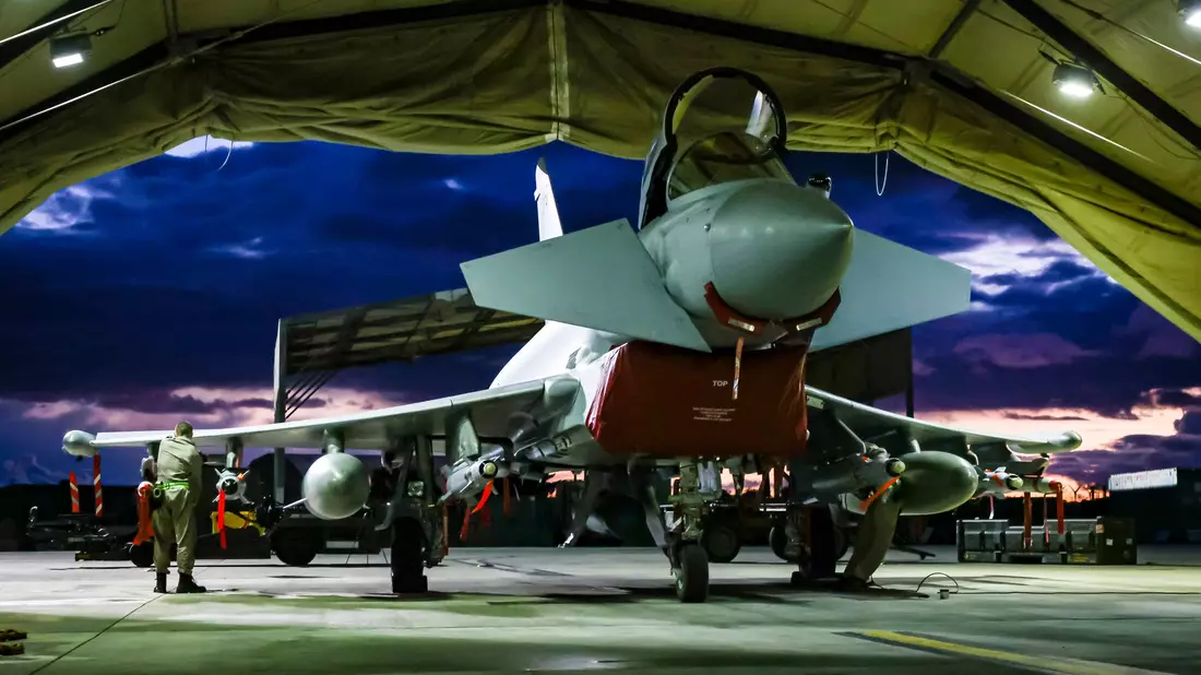 Die von Verteidigungsministerium des Vereinigten Königreichs zur Verfügung gestellte Aufnahme zeigt Waffentechniker der Royal Air Force bei der Vorbereitung eines Kampfflugzeugs vom Typ Typhoon FGR4. - Bild: As1 Leah Jones/MoD Crown Copyright 2024/UK Ministry of Defence/dpa