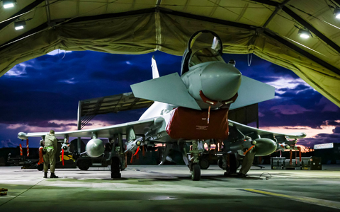 Die von Verteidigungsministerium des Vereinigten Königreichs zur Verfügung gestellte Aufnahme zeigt Waffentechniker der Royal Air Force bei der Vorbereitung eines Kampfflugzeugs vom Typ Typhoon FGR4. - Foto: As1 Leah Jones/MoD Crown Copyright 2024/UK Ministry of Defence/dpa