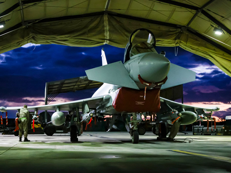 Die von Verteidigungsministerium des Vereinigten Königreichs zur Verfügung gestellte Aufnahme zeigt Waffentechniker der Royal Air Force bei der Vorbereitung eines Kampfflugzeugs vom Typ Typhoon FGR4. - Foto: As1 Leah Jones/MoD Crown Copyright 2024/UK Ministry of Defence/dpa