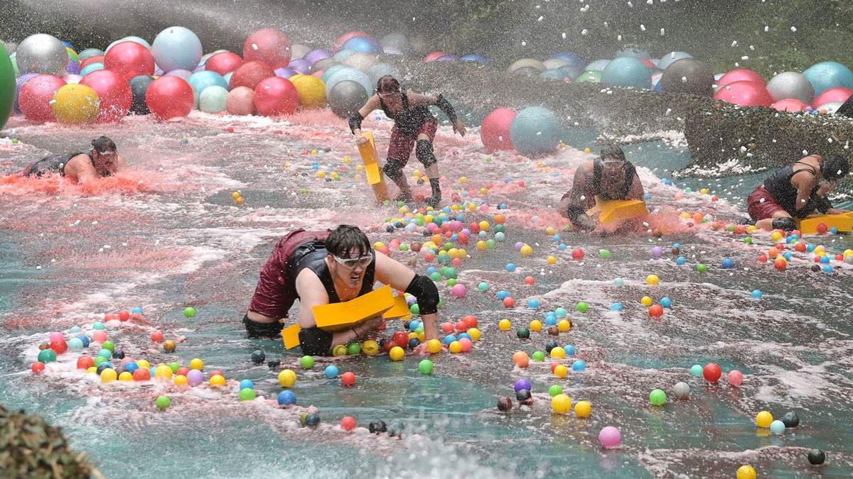Fabio Knez, Twenty4Tim, Lucy Diakovska, Mike Heiter und Leyla Lahouar kämpfen am Tag 16 des RTL-Dschungelcamps «Ich bin ein Star - Holt mich hier raus!» gegen heftigen Wind und sintflutartigen Starkregen. - Foto: Stefan Thoyah/RTL/dpa