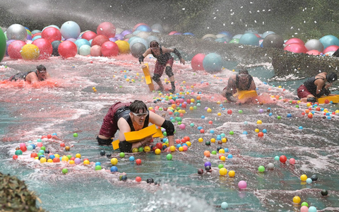Fabio Knez, Twenty4Tim, Lucy Diakovska, Mike Heiter und Leyla Lahouar kämpfen am Tag 16 des RTL-Dschungelcamps «Ich bin ein Star - Holt mich hier raus!» gegen heftigen Wind und sintflutartigen Starkregen. - Foto: Stefan Thoyah/RTL/dpa Fabio Knez, Twenty4Tim, Lucy Diakovska, Mike Heiter und Leyla Lahouar kämpfen am Tag 16 des RTL-Dschungelcamps «Ich bin ein Star - Holt mich hier raus!» gegen heftigen Wind und sintflutartigen Starkregen. - Foto: Stefan Thoyah/RTL/dpa