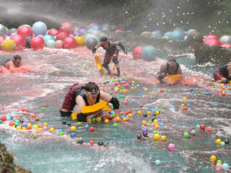 Fabio Knez, Twenty4Tim, Lucy Diakovska, Mike Heiter und Leyla Lahouar kämpfen am Tag 16 des RTL-Dschungelcamps «Ich bin ein Star - Holt mich hier raus!» gegen heftigen Wind und sintflutartigen Starkregen. - Foto: Stefan Thoyah/RTL/dpa