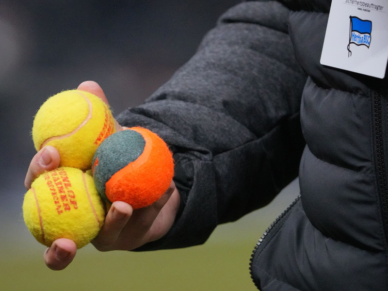 Beim Spiel von Hertha BSC gegen den Hamburger SV warfen Fans aus Protest gegen die Investoren-Pläne der DFL Tennisbälle auf das Spielfeld. - Foto: Soeren Stache/dpa