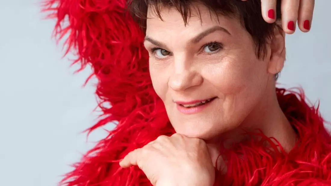 Gayle Tufts: Selbstrespekt ist sexy / Im Interview mit dem Gesundheitsmagazin Apotheken Umschau kritisiert die Entertainerin den Wunsch nach ewiger Jugend und Schönheit - Bild: presseportal.de