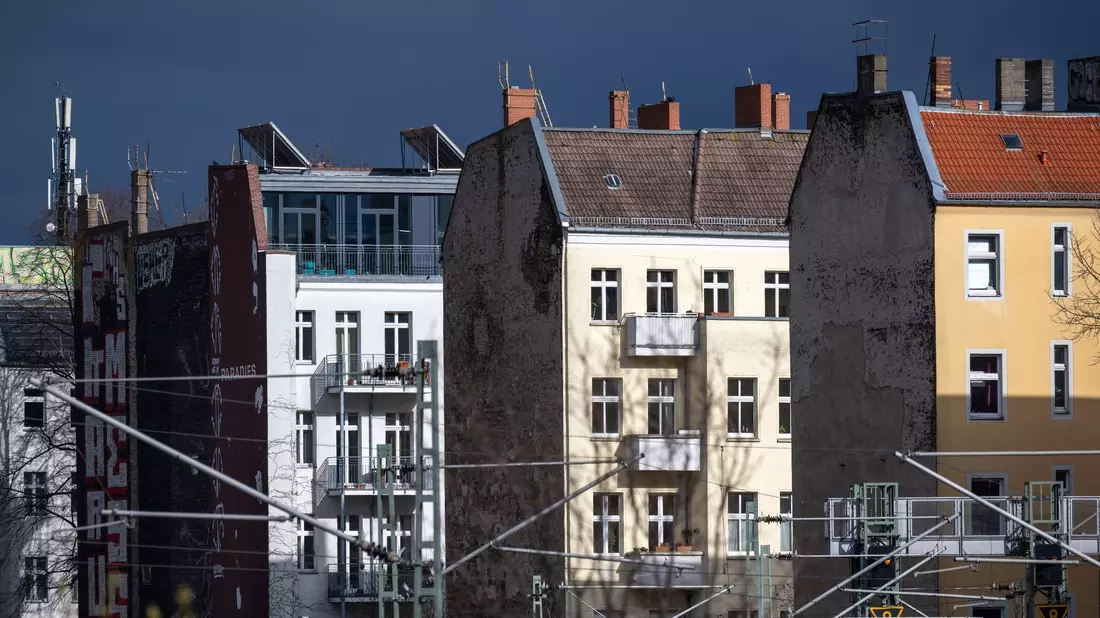 Der Druck auf dem Wohnungsmarkt deutscher Metropolen hat deutlich zugenommen. - Bild: Monika Skolimowska/dpa