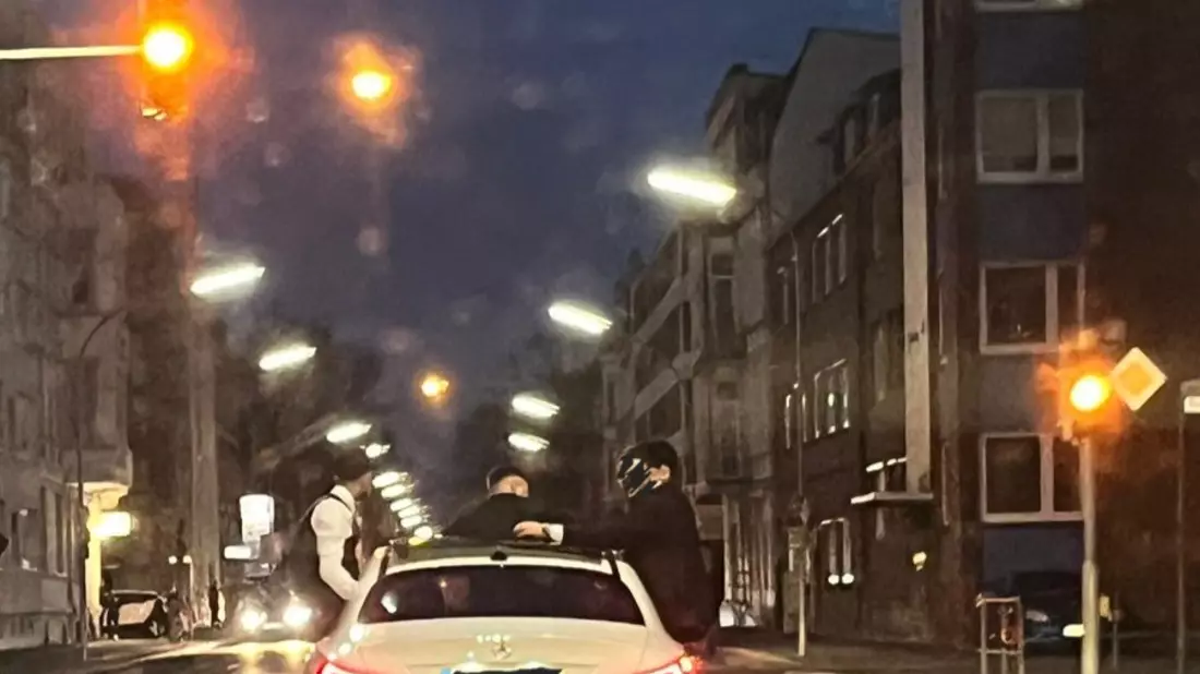POL-WHV: Hochzeitskonvoi durch die Polizei angehalten - mehrere Verfahren eingeleitet! - Bild: presseportal.de