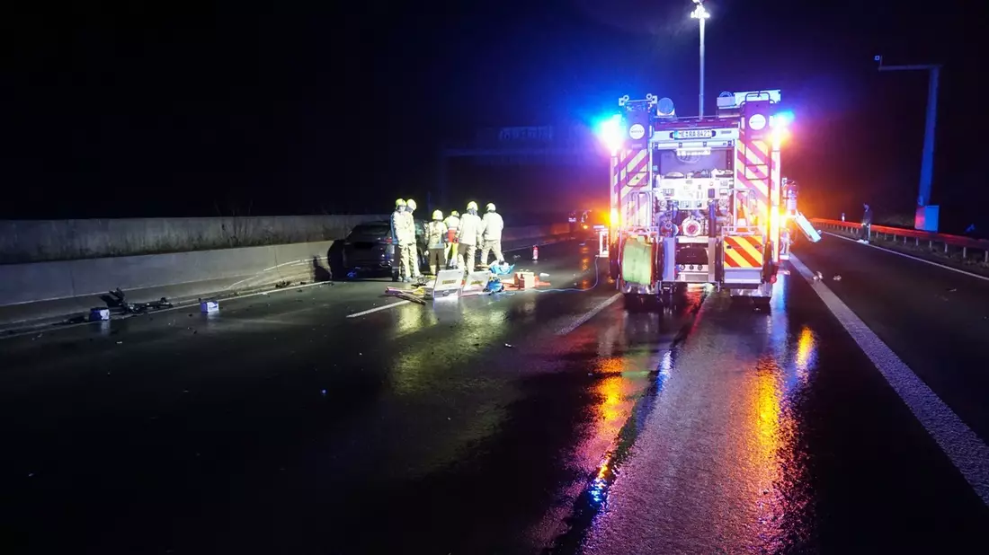 FW Ratingen: Nächtlicher schwerer Verkehrsunfall - Feuerwehr Ratingen im Einsatz - Bild: presseportal.de