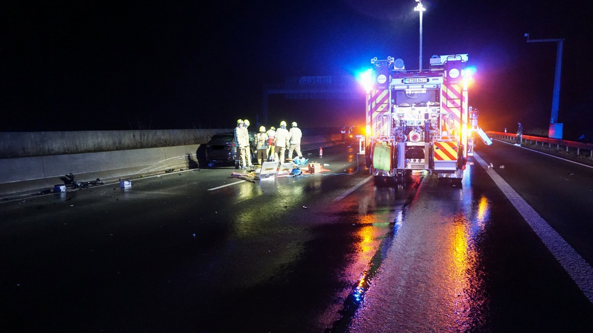 FW Ratingen: Nächtlicher schwerer Verkehrsunfall - Feuerwehr Ratingen im Einsatz - Foto: presseportal.de