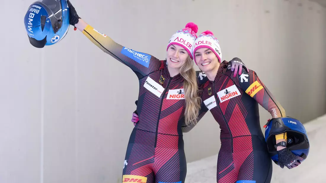 Laura Nolte (l) und Neele Schuten siegten in Sigulda im Zweierbob. - Bild: Expa/Johann Groder/APA/dpa