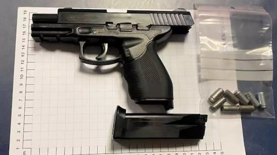 BPOL NRW: Bundespolizisten stellen Waffe bei Minderjährigem fest - Bild: presseportal.de