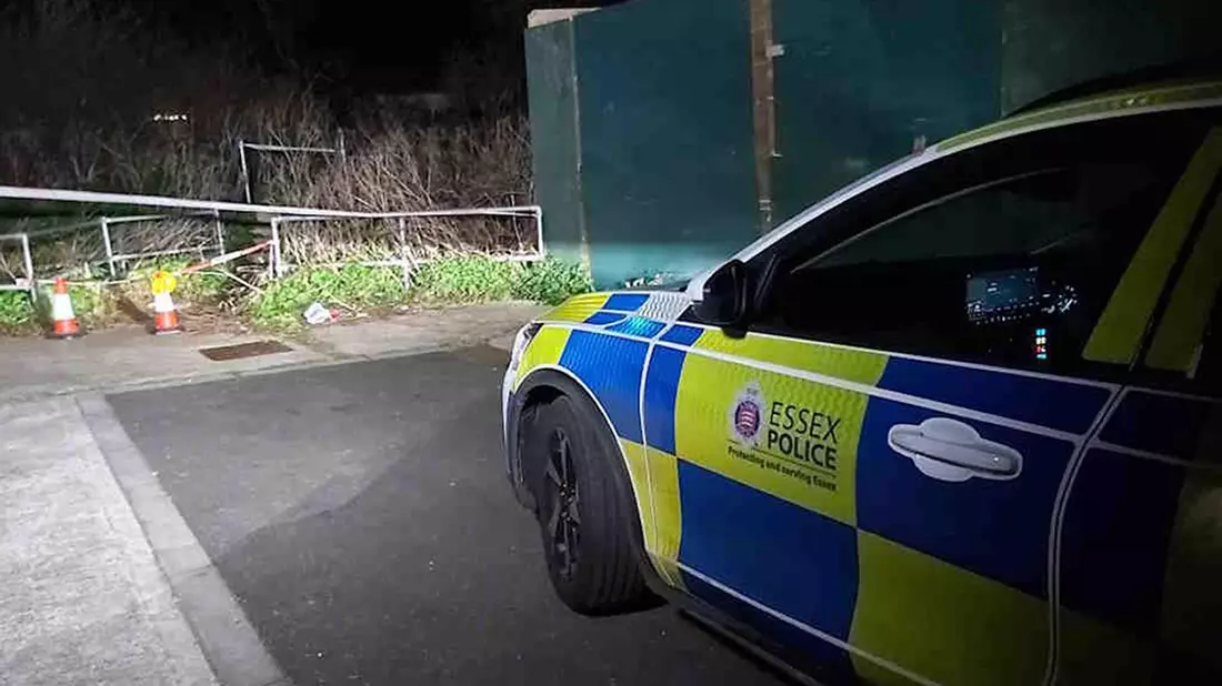 In Essex wurde eine Frau schwer verletzt aufgefunden und verstarb noch am Tatort. - Bild: Essex Police/PA Media/dpa