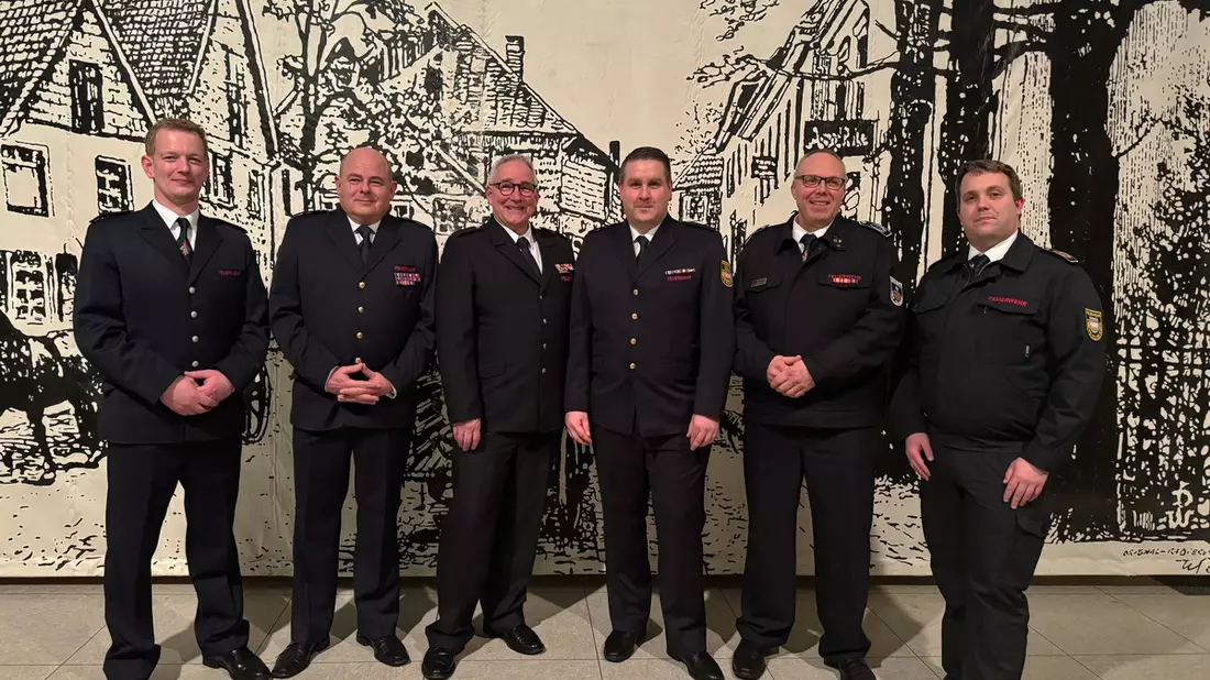 FW-EN: Rolf-Erich Rehm nun Ehrenpräsident des Kreisfeuerwehrverbandes - Markus Neuhaus neuer Präsident - Andreas Bleck mit silberner Ehrennadel geehrt - Bild: presseportal.de