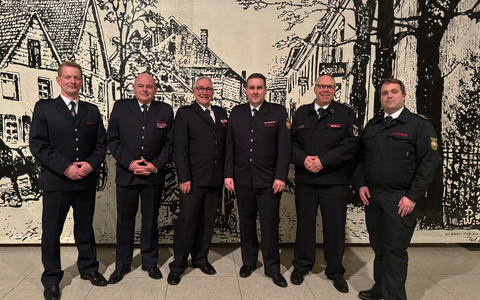 FW-EN: Rolf-Erich Rehm nun Ehrenpräsident des Kreisfeuerwehrverbandes - Markus Neuhaus neuer Präsident - Andreas Bleck mit silberner Ehrennadel geehrt - Foto: presseportal.de