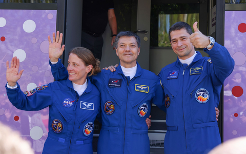 Oleg Kononenko (Mitte) ist bereits zum fünften Mal auf der Internationalen Raumstation (ISS). - Foto: Ivan Timoshenko/Roscosmos space corporation/AP/dpa
