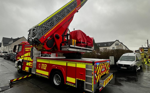 FW Menden: Anbau brennt in voller Ausdehnung - Foto: presseportal.de