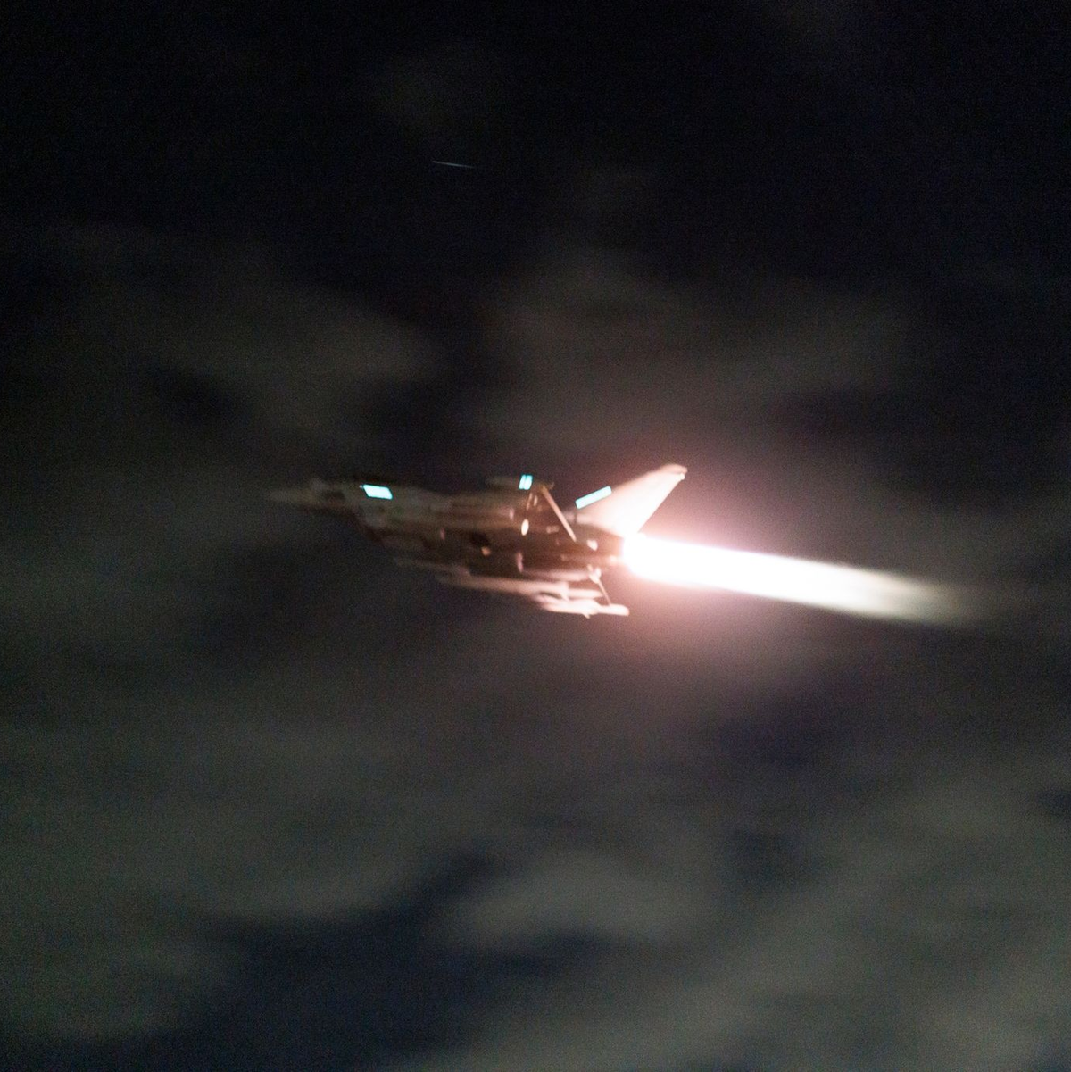 Ein Kampfflugzeug der Royal Air Force vom Typ Typhoon startet, um Angriffe auf Ziele der Huthi-Miliz durchzuführen. - Foto: As1 Jake Green RAF/MoD Crown Copyright 2024/UK Ministry of Defence/dpa