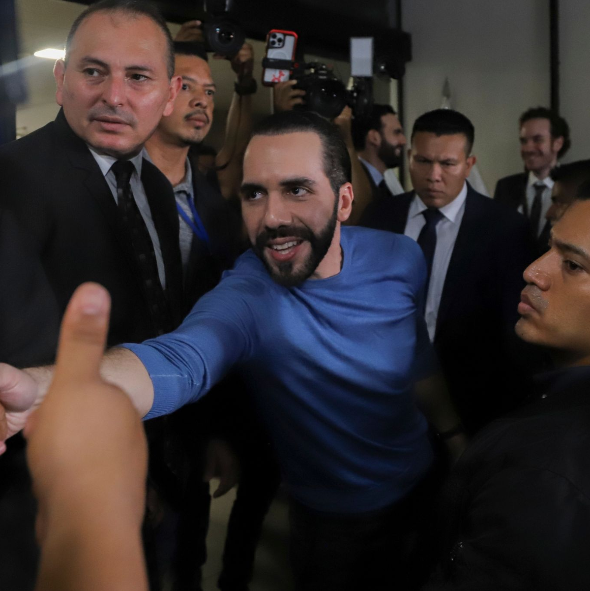 Seit 2019 ist Nayib Bukele (M) der Präsident El Salvadors. - Foto: Salvador Melendez/AP/dpa