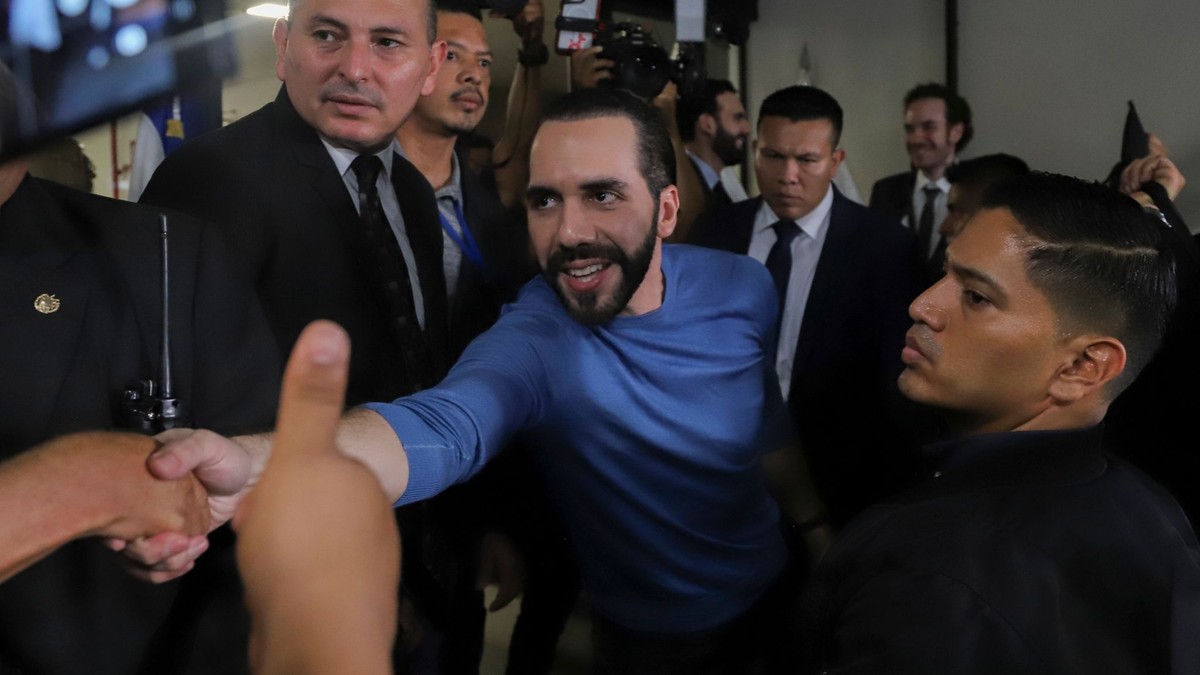 Steht er kurz vor der Wiederwahl? Nayib Bukele (M) ist seit 2019 der Präsident El Salvadors. - Foto: Salvador Melendez/AP/dpa