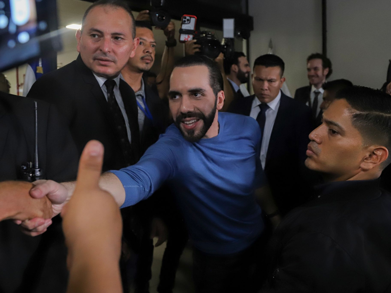 Seit 2019 ist Nayib Bukele (M) der Präsident El Salvadors. - Foto: Salvador Melendez/AP/dpa