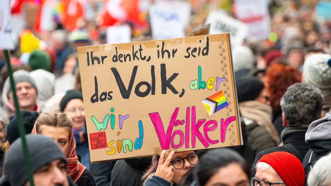 Zahlreiche Menschen nehmen an einer Demonstration gegen Rechtsextremismus in Lübeck teil. - Bild: Jonas Walzberg/dpa