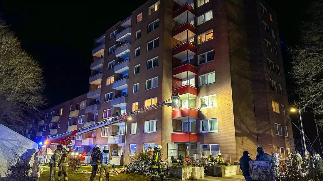 FW Osterholz-Scharm.: Großeinsatz bei Kellerbrand mit 22 Verletzten - Bild: presseportal.de
