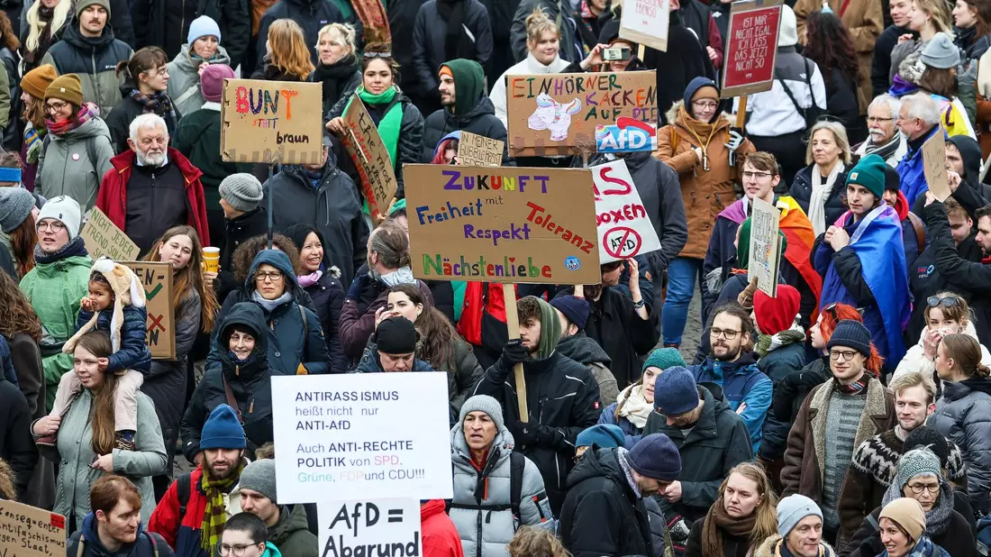 In Bremen demonstrierten laut Polizei zeitweise etwa 16.500 Menschen. - Bild: Focke Strangmann/dpa