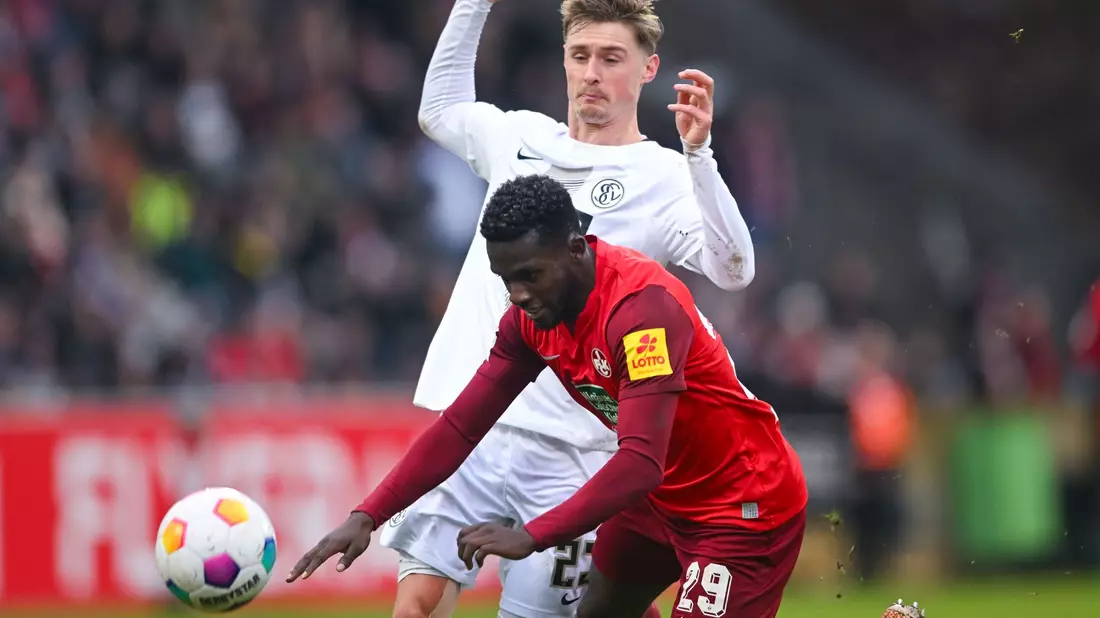 Der Elversberger Carlo Sickinger bringt Kaiserslauterns Richmond Tachie zu Fall. - Bild: Silas Schueller/DeFodi Images/dpa