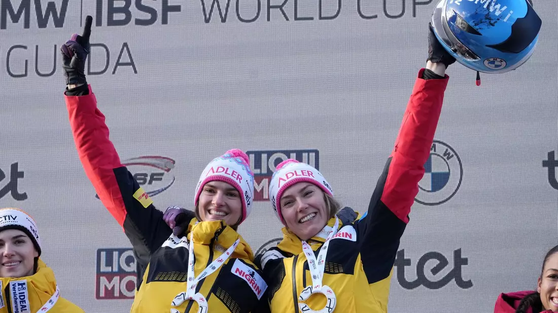 Laura Nolte (r) und Neele Schuten siegten in Sigulda im Zweierbob. - Bild: Oksana Dzadan/AP/dpa