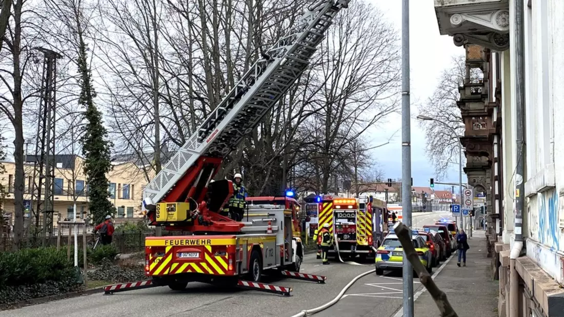 FW-OG: Gefährlicher Brand im Treppenhaus in der Offenburger Oststadt - Bild: presseportal.de