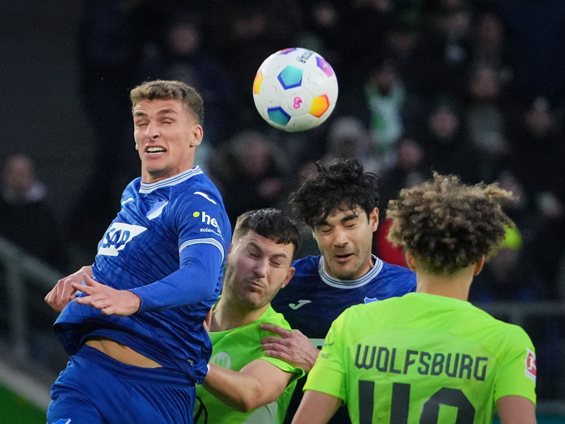 Die Hoffenheimer um Grischa Prömel (l) nehmen einen Punkt aus Wolfsburg mit. - Foto: Soeren Stache/dpa