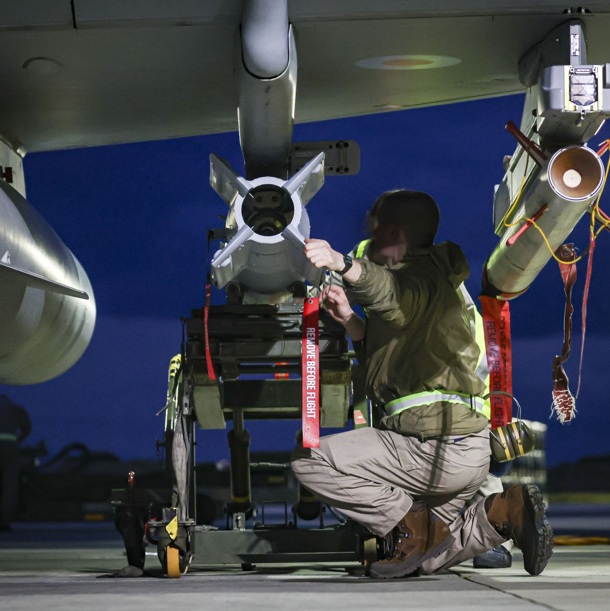 Dieses vom britischen Verteidigungsministerium zur Verfügung gestellte Foto zeigt einen Typhoon FRG4s, der für weitere Angriffe auf Ziele der Huthi vorbereitet wird. - Foto: As1 Leah Jones/Mod/Crown Copyrig/PA Media/dpa